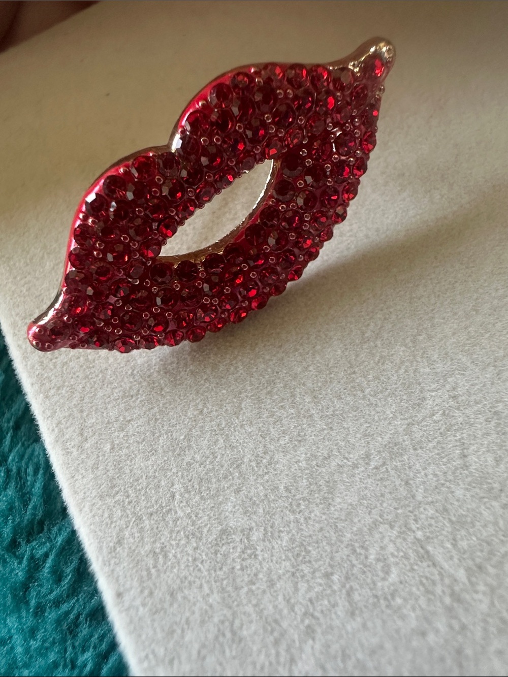 Red Glitter Lip Brooch